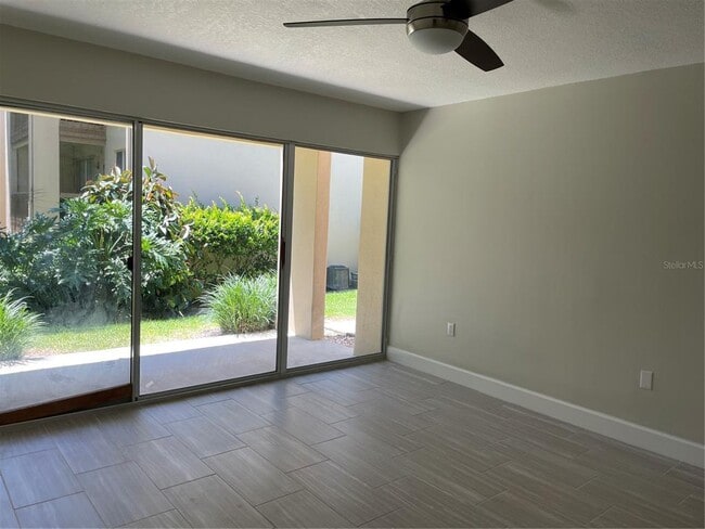 Building Photo - 586 Orange Dr
