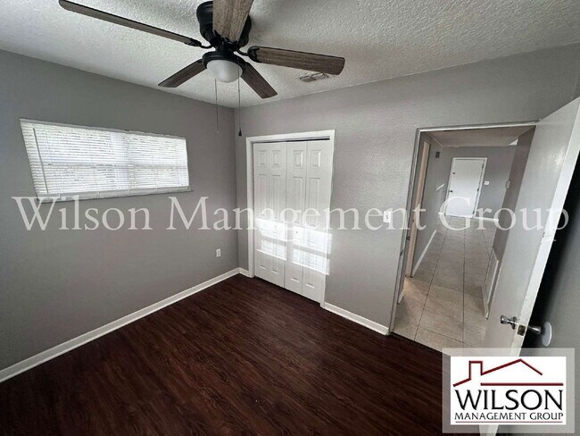 Building Photo - 900 Jamela Dr