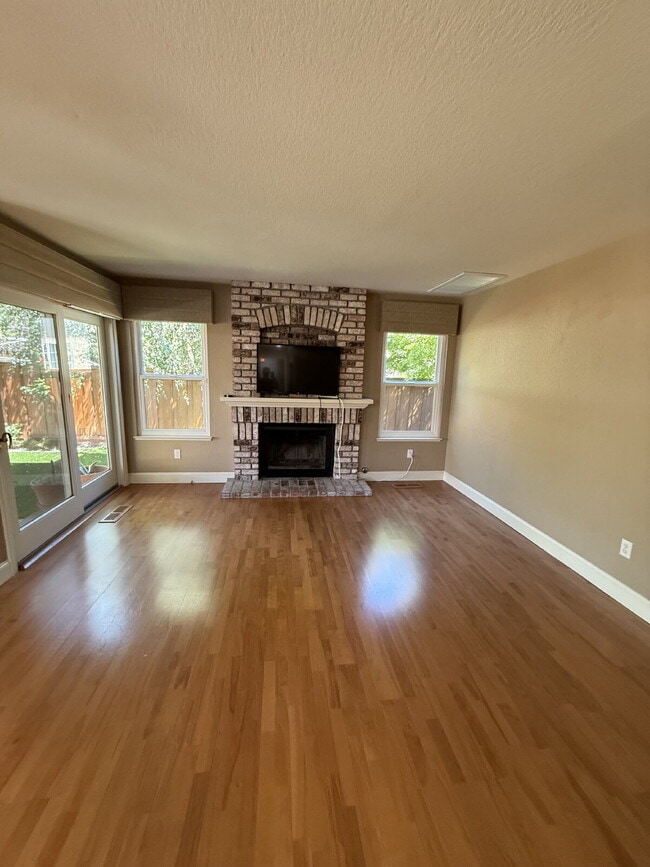 Building Photo - Beautiful 4 Bedroom, 3 Bathroom Pleasanton Home with 3-Car Garage & Large Backyard