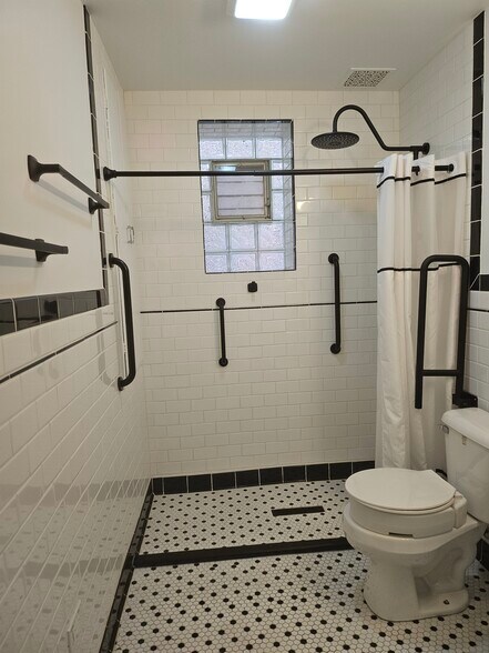 Bathfoom - 2974 S Loomis St