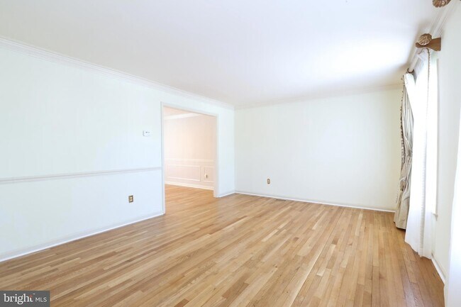 Building Photo - 8519 Electric Ave