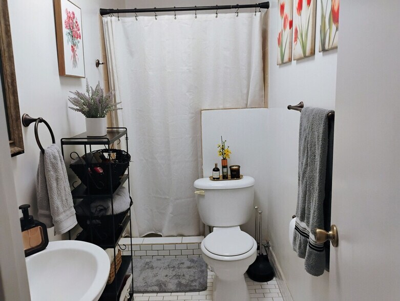 Building Photo - 22 W Main St