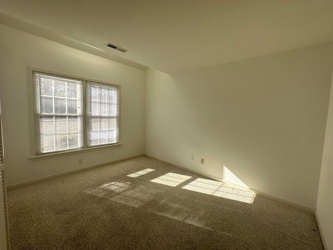 Building Photo - Impressive 2 Bedroom 2 Bathroom Townhome i...