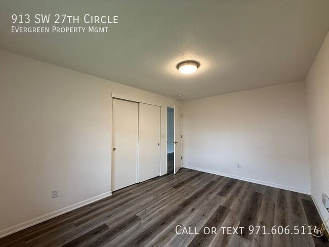 Building Photo - 913 SW 27th Cir