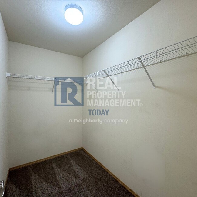 Building Photo - 3 Bedroom + Office Near Amenities!