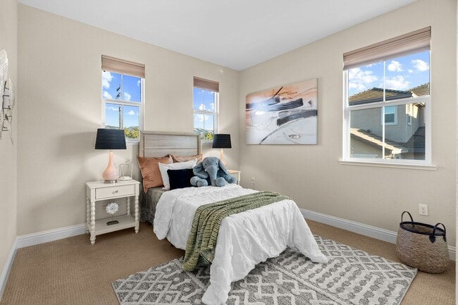 Building Photo - HILLTOP CORNER HOME WITH GORGEOUS VIEWS