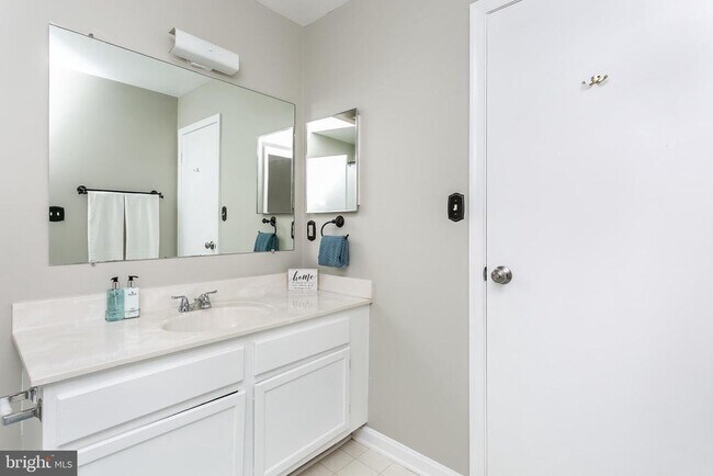 Building Photo - 553 McManus Way