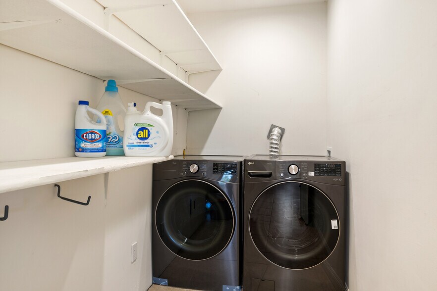 Building Photo - 23018 Oxnard St