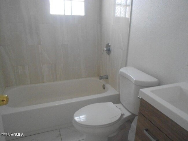 Building Photo - 1623 E Pinchot Ave