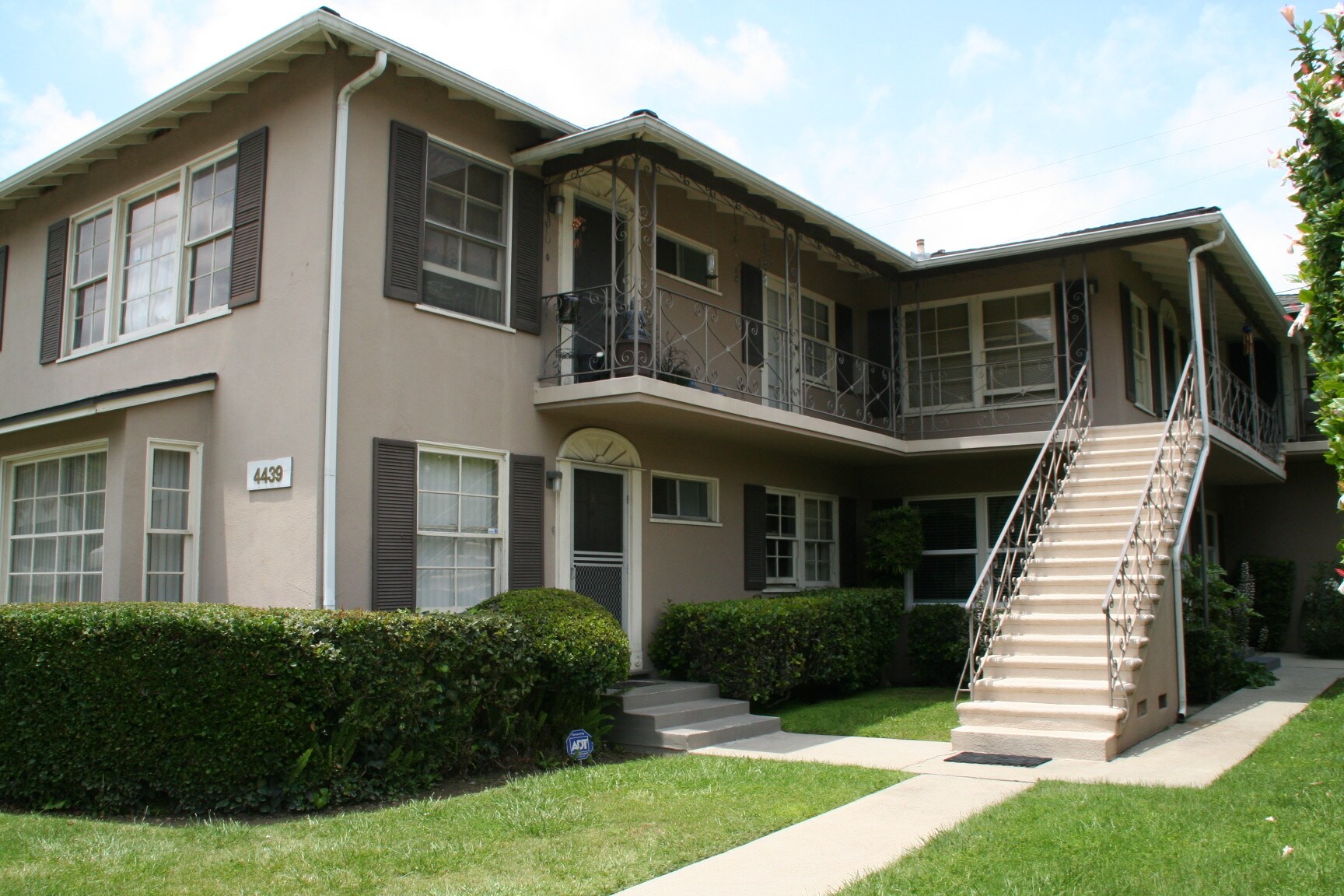 Front of bldg - 4439 Lakeside Dr