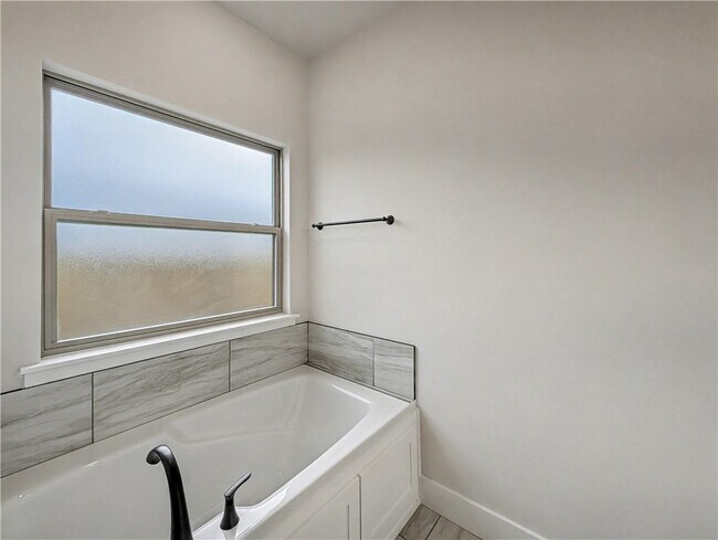 Building Photo - 6807 SW Basswood Ave