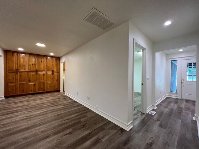 Building Photo - 3 Bedroom/2 Bathroom Home with Covered Pat...