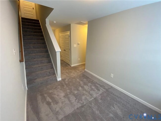 Building Photo - 8040 Rutland Village Dr