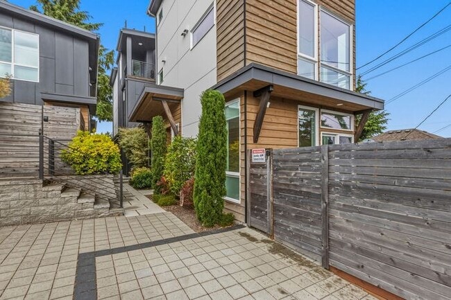 Building Photo - Air Conditioned Hilltop Gem w/ 360° Rooftop Ocean, Mountain and Skyline Views