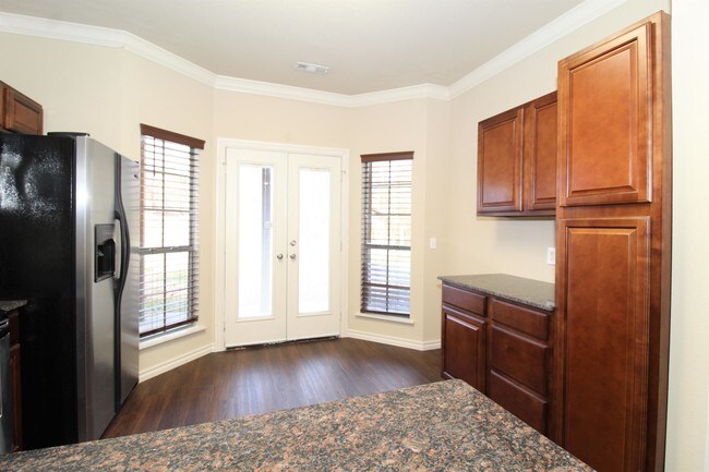 Building Photo - 2556 E Turtle Creek Dr