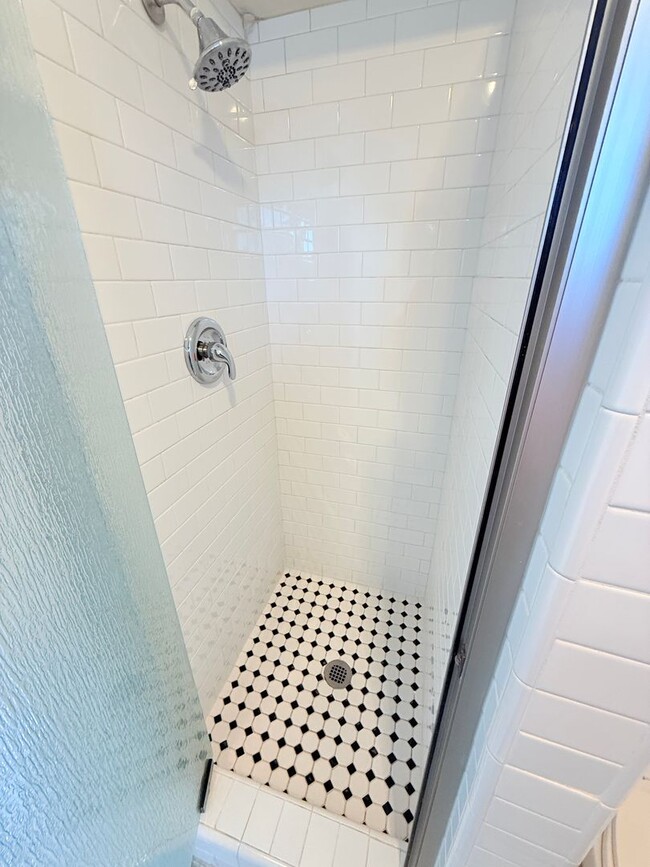 Building Photo - 401 N Lupine St