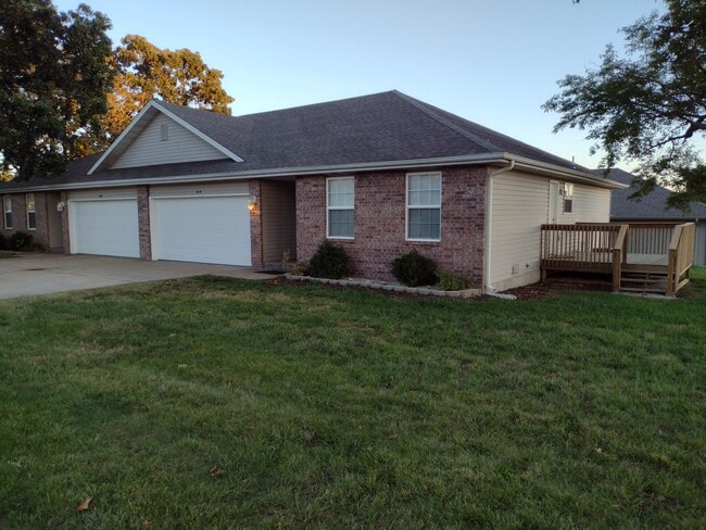 Building Photo - 610 Nelson Dr