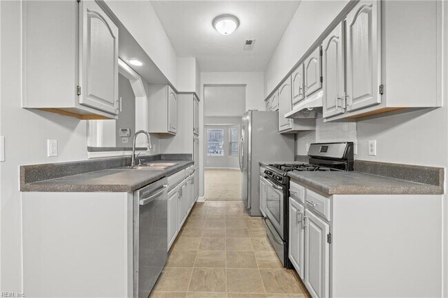 Building Photo - 714 Sutherland Dr