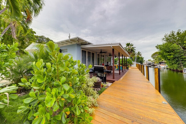 Building Photo - 205 Pirates Dr