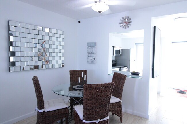 Building Photo - 440 Paradise Isle Blvd