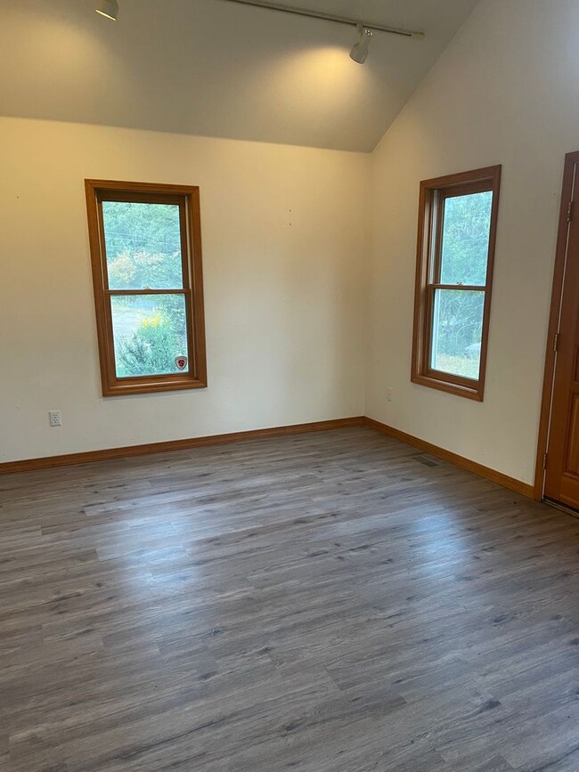 Building Photo - Large Three Bedroom on the North Side of D...