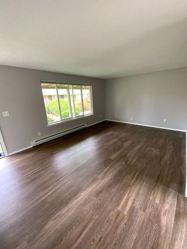 Building Photo - Mid Tacoma duplex 2bd 1 bath w/ 1 car garage