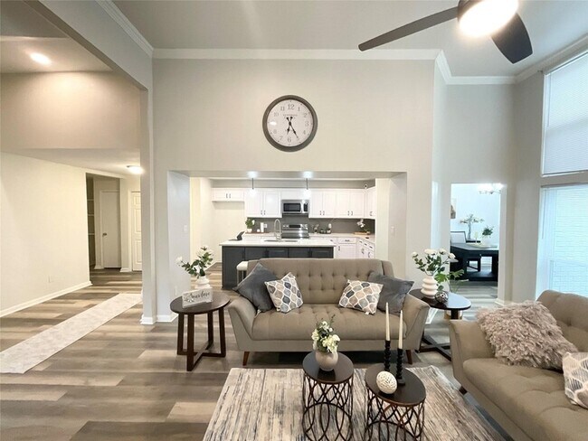 Building Photo - 8701 Woodlake Dr