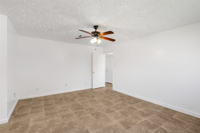 Building Photo - 1666 Meadow Green Dr