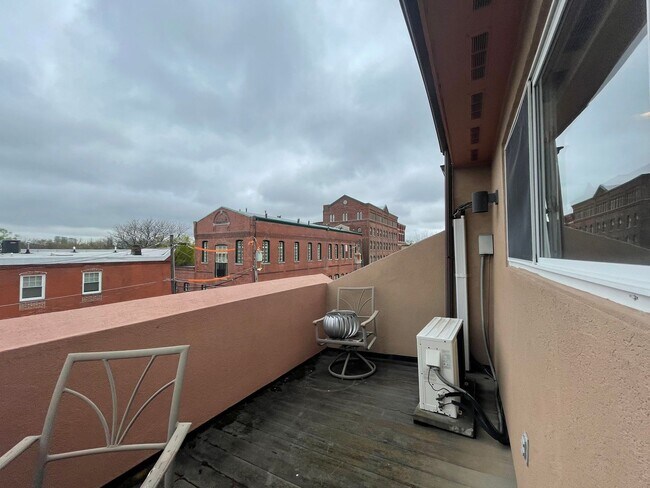 Building Photo - 3-bed, 2-bath GIANT townhouse + GARAGE, BA...