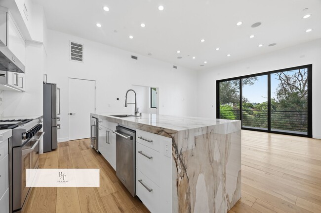 Building Photo - Luxury Modern Living with Stunning LA Skyline Views