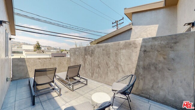 Building Photo - 547 N W Knoll Dr