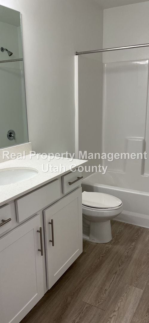 Building Photo - Pet Friendly Townhome