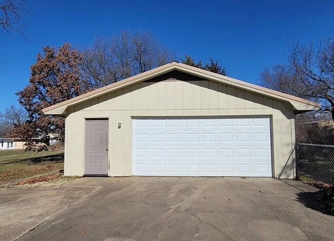 Building Photo - 415641 E 1094 Rd