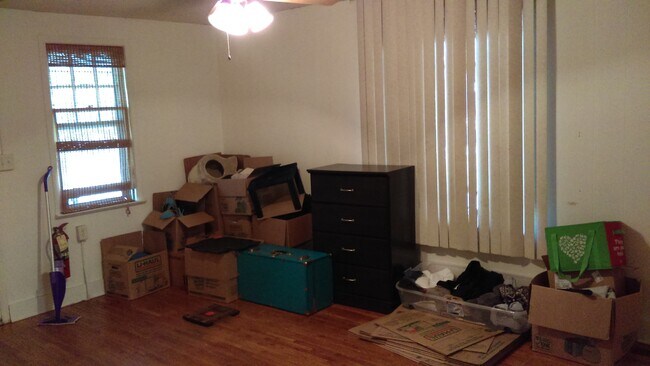 living room view3 - 1014 N University Dr