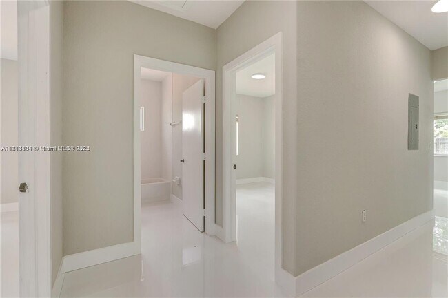 Building Photo - 709 SE 14th Pl
