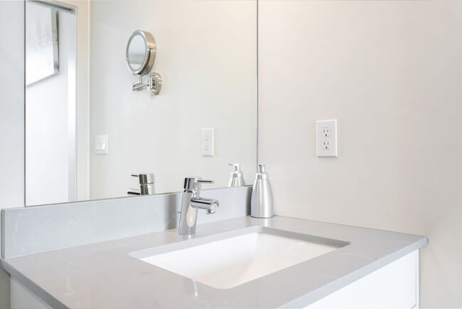 Building Photo - 3900 Leary Wy NW