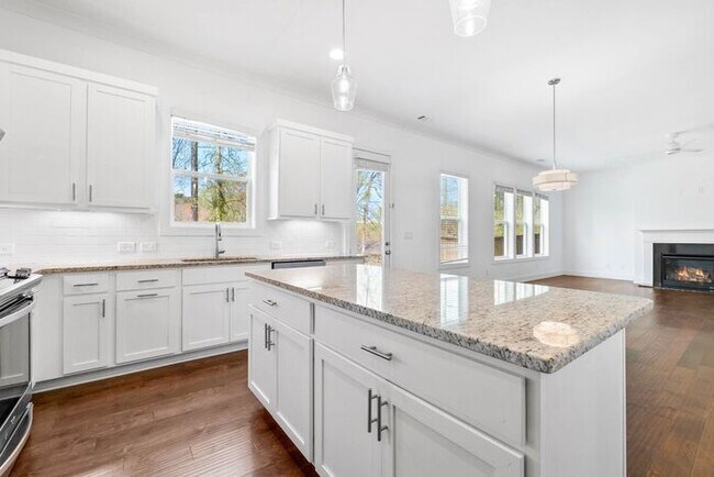 Building Photo - 3388 Kelowna Ct