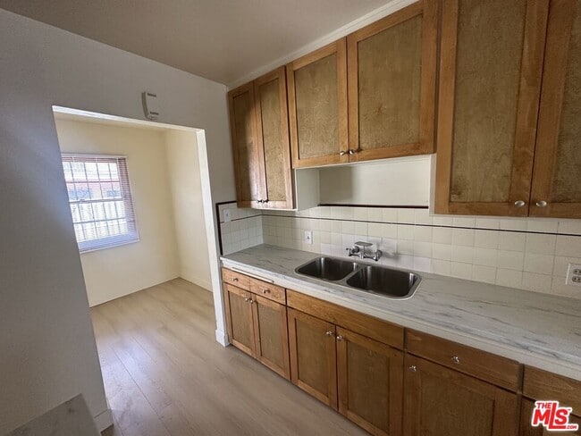 Building Photo - 1021 W 90th St