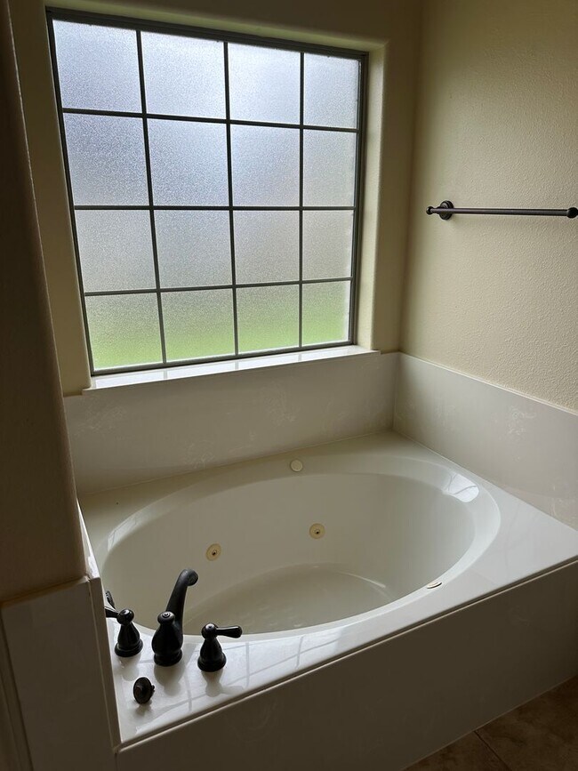 Building Photo - College Station -3 bedroom / 2 bath / 2 ca...