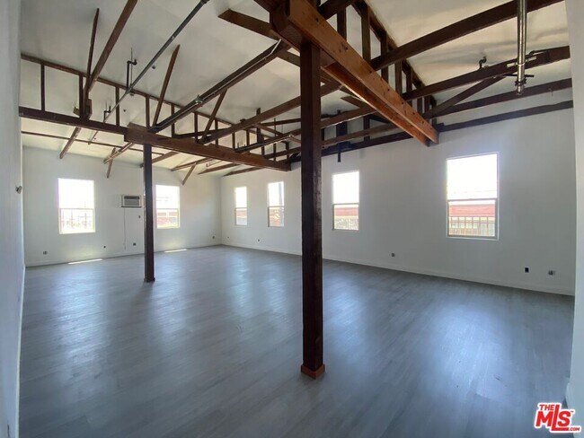 Primary Photo - 726 S Santa Fe Ave