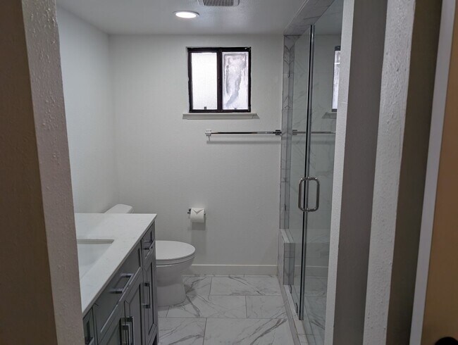 Building Photo - Cute and updated Clovis home offering wonderful amenities, good size lot, a bid backyard + potent...