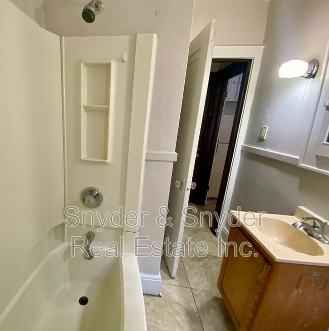 Building Photo - 689 Schiller Ave