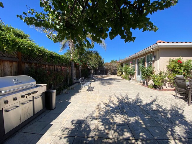 Building Photo - Gorgeous, Luxury and Furnished 3 bed 3 bat...