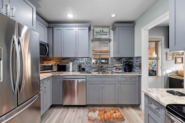 Building Photo - 1808 N Pebble Beach Blvd