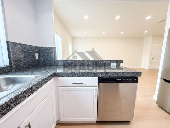 Building Photo - 11035 Moorpark St