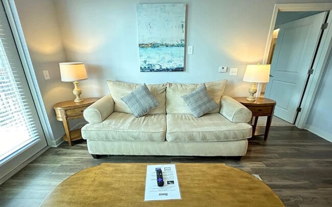 Building Photo - 220 Sandy Springs Cir