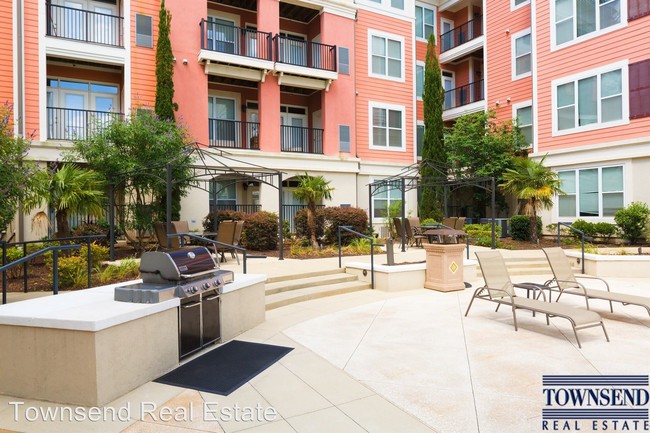 Building Photo - 730 Villagio Pl