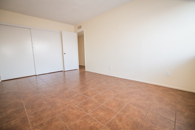 Building Photo - Step into this spacious 2-bedroom, 1-bath ...