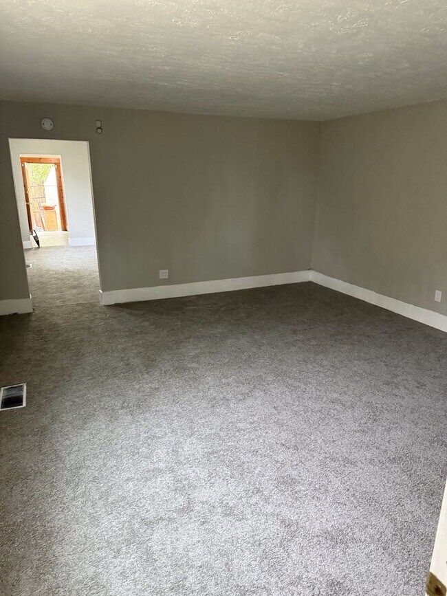 Building Photo - Adorable 2BR/1BA house