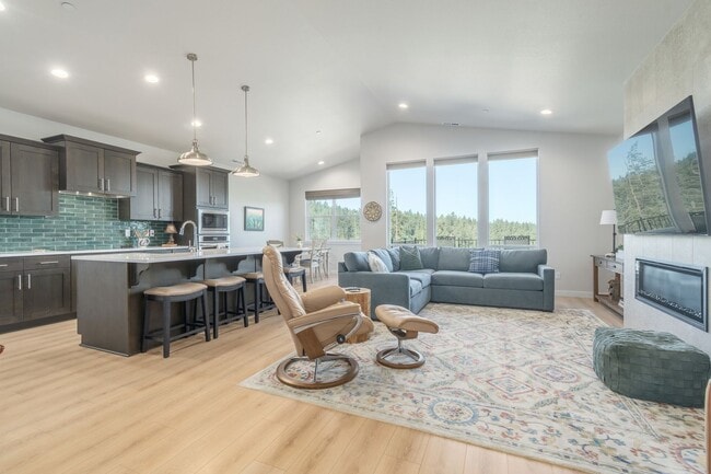 Building Photo - Gorgeous Home with a view!! Available Now!!